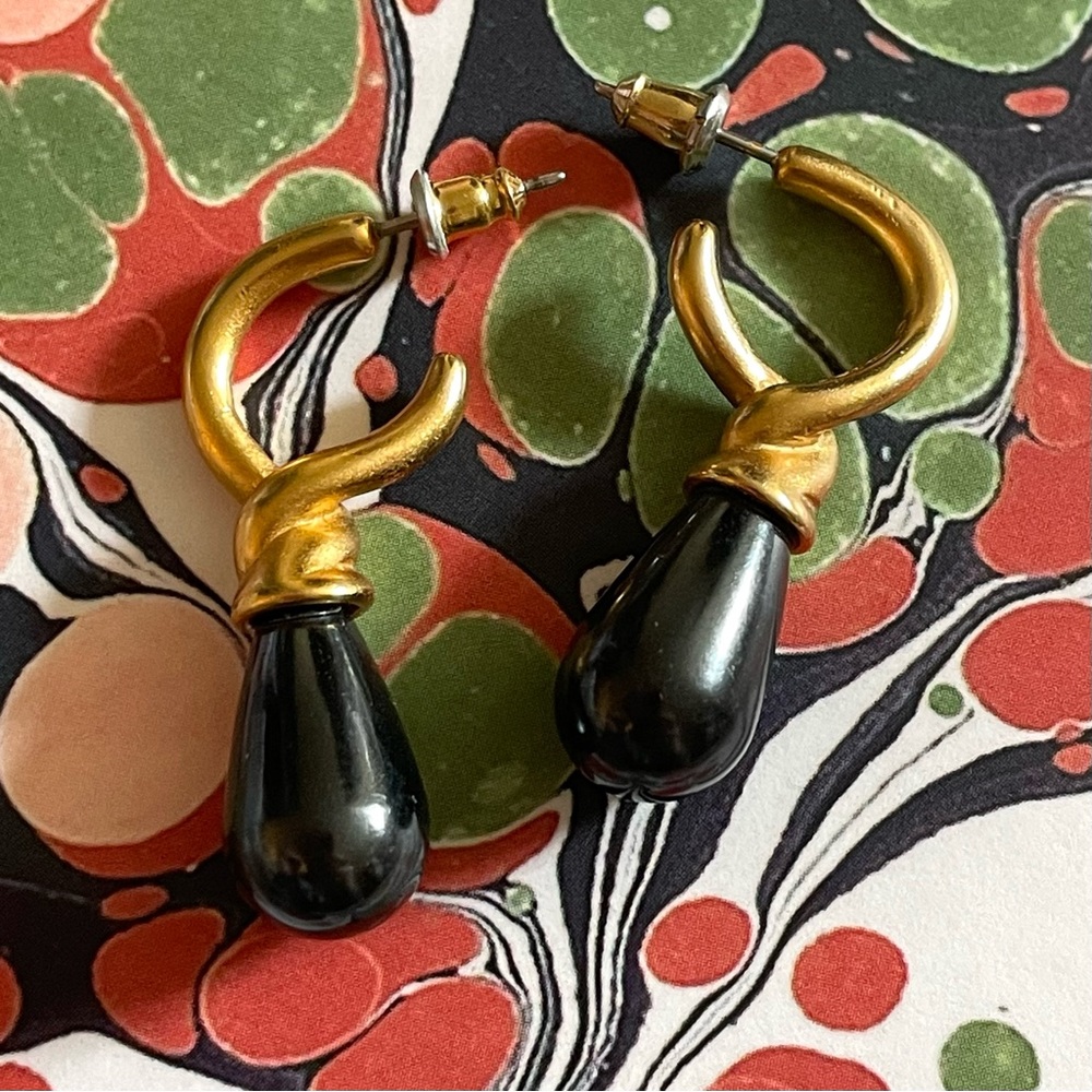 Vintage Carolee goldtone & simulated black pearl post earrings